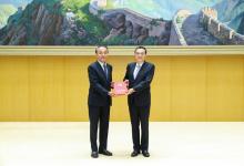 李克強(qiáng)向新聘國(guó)務(wù)院參事、中央文史研究館館員頒發(fā)聘書(shū)并作重要講話
