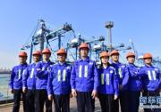 青島港“連鋼創(chuàng)新團(tuán)隊”建中國人自己的自動化碼頭