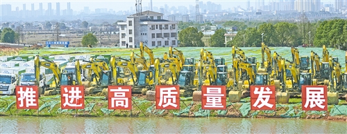 這是2月20日在長(zhǎng)沙拍攝的重大項(xiàng)目集中開(kāi)工儀式主會(huì)場(chǎng)。當(dāng)日，湖南省長(zhǎng)沙市71個(gè)重大項(xiàng)目集中開(kāi)工，項(xiàng)目總投資317.36億元，以先進(jìn)制造業(yè)、產(chǎn)業(yè)鏈建設(shè)項(xiàng)目為主。新華社記者 陳振海 攝