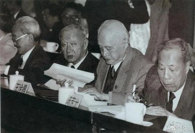 1986年3月，由4位老科學(xué)家倡議，經(jīng)鄧小平批示，中國制定實施了高技術(shù)研究發(fā)展計劃。圖為“863”計劃的4位倡導(dǎo)人王大珩（左2）、王淦昌（左3）、楊嘉墀（左1）、陳芳允（左4）。