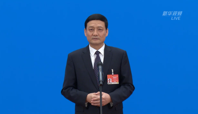 3月8日下午，十三屆全國人大四次會議開啟第二場“部長通道”，邀請科學技術(shù)部部長王志剛、工業(yè)和信息化部部長肖亞慶、商務(wù)部部長王文濤，通過網(wǎng)絡(luò)視頻方式接受采訪，回應(yīng)社會熱點。