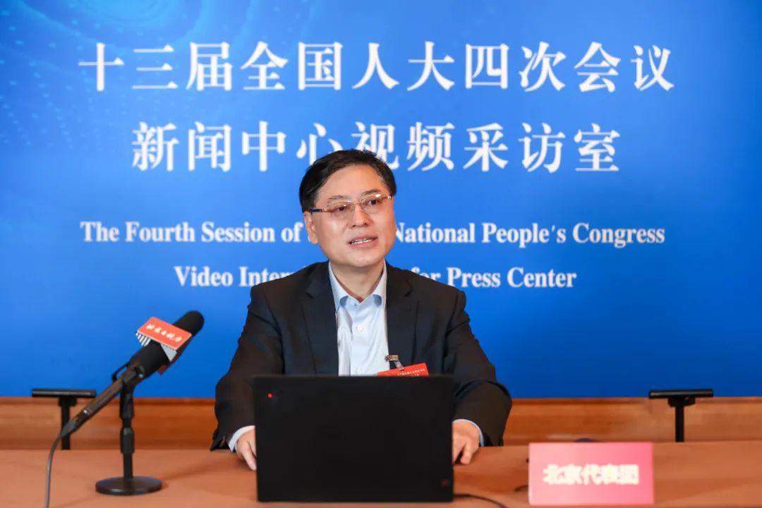 第十三屆全國人大代表、聯(lián)想集團董事長兼CEO楊元慶在2021年兩會現(xiàn)場接受視頻采訪。