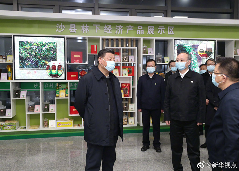 在福建三明考察調(diào)研的習(xí)近平總書記來到沙縣農(nóng)村產(chǎn)權(quán)交易中心。
