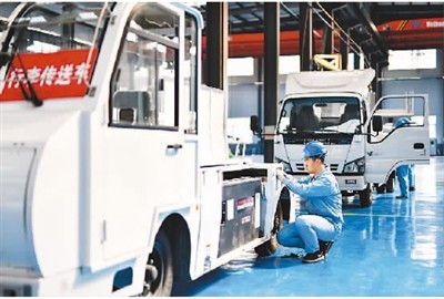近年來，河北省唐山市古冶區(qū)打造以新能源汽車、精密電子、環(huán)保設(shè)備等為主導(dǎo)的高端裝備制造產(chǎn)業(yè)集群，助推經(jīng)濟(jì)高質(zhì)量發(fā)展。圖為3月27日，唐山德惠航空裝備有限公司工人在民航特種裝備生產(chǎn)線上工作。