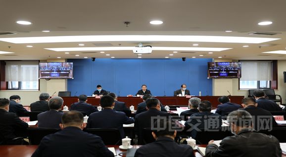 4月1日，交通運(yùn)輸部召開(kāi)2021年部安委會(huì)第二次全體會(huì)議暨交通運(yùn)輸安全生產(chǎn)視頻會(huì)議，總結(jié)一季度工作，研究部署下一階段重點(diǎn)工作。部長(zhǎng)、部安委會(huì)主任李小鵬出席會(huì)議并強(qiáng)調(diào)，要深入貫徹落實(shí)習(xí)近平總書記關(guān)于安全生產(chǎn)重要指示精神和黨中央、國(guó)務(wù)院決策部署，高度重視、高度警醒、高度負(fù)責(zé)，牢牢守住安全生產(chǎn)紅線底線，有效防范安全生產(chǎn)重大風(fēng)險(xiǎn)，扎實(shí)推進(jìn)專項(xiàng)整治集中攻堅(jiān)，全力做好清明、五一假期安全生產(chǎn)工作，抓好常態(tài)化疫情防控，加強(qiáng)運(yùn)輸服務(wù)保障和值班值守等工作，堅(jiān)決遏制重特大生產(chǎn)安全事故，努力減少一般事故，確保人民群眾生命財(cái)產(chǎn)安全，以優(yōu)異成績(jī)慶祝中國(guó)共產(chǎn)黨成立一百周年。