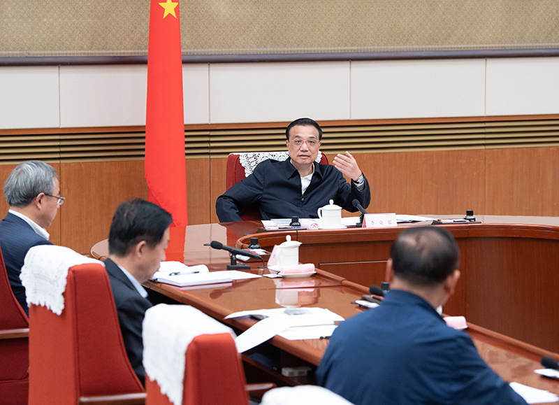 5月11日，中共中央政治局常委、國務(wù)院總理李克強主持召開政府特殊津貼制度高層次高技能人才座談會。