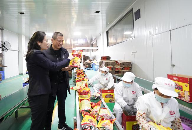 柳州銀行紅光支行到“善元食品”“螺霸王”等企業(yè)，實(shí)地與企業(yè)負(fù)責(zé)人溝通了解螺螄粉生產(chǎn)線、螺螄粉加工等生產(chǎn)環(huán)節(jié)、工藝及生產(chǎn)流程，提供定制金融服務(wù)，助力地方特色產(chǎn)業(yè)發(fā)展