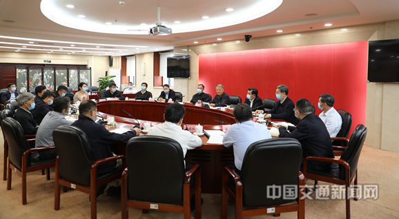 5月14日，交通運輸部黨組理論學(xué)習(xí)中心組舉行2021年第五次集體學(xué)習(xí)（擴(kuò)大），主題是深入學(xué)習(xí)習(xí)近平《論中國共產(chǎn)黨歷史》、《毛澤東鄧小平江澤民胡錦濤關(guān)于中國共產(chǎn)黨歷史論述摘編》，進(jìn)一步學(xué)好黨的歷史，堅定理想信念，砥礪初心使命，凝聚奮進(jìn)力量，開創(chuàng)交通強國建設(shè)新征程。部黨組書記楊傳堂主持學(xué)習(xí)。部黨組副書記李小鵬提交了書面發(fā)言材料。部黨組副書記馮正霖，黨組成員馬軍勝、劉振芳作交流發(fā)言，黨組成員戴東昌參加學(xué)習(xí)。