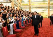 習(xí)近平等出席觀看第六屆全國(guó)少數(shù)民族文藝會(huì)演開幕式文藝晚會(huì)