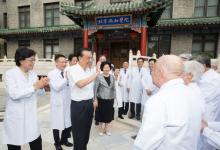 李克強在北京協(xié)和醫(yī)院考察并召開醫(yī)學(xué)專家座談會