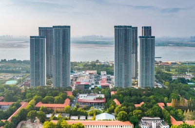 長江邊岸，建設(shè)中的武漢華僑城-紅坊