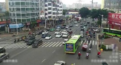 某月25日改造后，晚高峰18:31南方向排隊