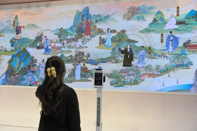 圖為參觀者在第十八屆中國(guó)（深圳）國(guó)際文化產(chǎn)業(yè)博覽交易會(huì)上體驗(yàn)人工智能技術(shù)。圖片供新華社使用。