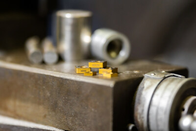 金屬切削工具和解決方案領(lǐng)導(dǎo)者Kennametal Inc.推出一款采用先進(jìn)涂層技術(shù)的新型更高性能車削材質(zhì)。采用KENGold?技術(shù)的KCP25C是金屬切削刀片的首選，在鋼車削應(yīng)用中可改善磨損、提高金屬去除率。