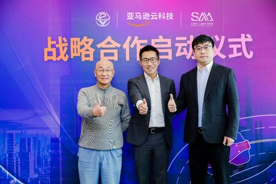 中國教育學會科創(chuàng)教育協(xié)作體秘書長柯瑞逢（左）、亞馬遜云科技大中華區(qū)戰(zhàn)略業(yè)務發(fā)展部總經(jīng)理顧凡（中）、上海市人工智能行業(yè)協(xié)會秘書長鐘俊浩（右），出席戰(zhàn)略合作啟動儀式