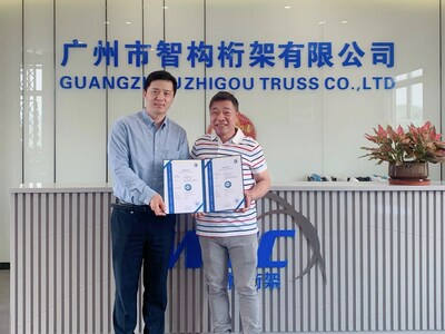 TUV南德輕工產品部經理郭良亞先生（左）為廣州智構總經理蔣偉洪先生（右）頒發(fā)TUV SUD Mark證書