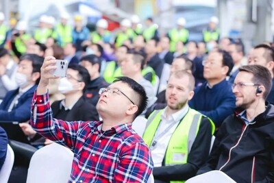 一段高燃的視頻引起現(xiàn)場(chǎng)觀(guān)眾頻頻舉起手機(jī)