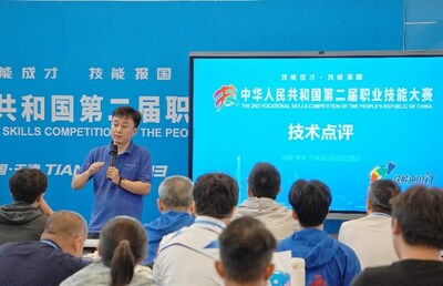 住友電工的技術(shù)人員進(jìn)行賽后技術(shù)點(diǎn)評
