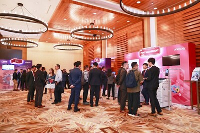5.  佳能香港專業(yè)顧問于各個(gè)展區(qū)中介紹不同融合AI技術(shù)的最新商業(yè)方案，幫助企業(yè)擴(kuò)大業(yè)務(wù)機(jī)會(huì)及提高工作效率。