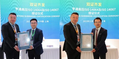 SGS知識(shí)與管理服務(wù)事業(yè)群華東區(qū)總經(jīng)理陳慧均為亨通高壓頒發(fā)ISO 14064溫室氣體核查聲明證書及ISO 14067產(chǎn)品碳足跡核查聲明書