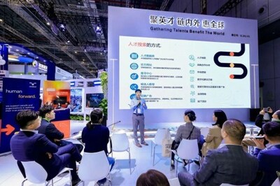 圖注：任仕達團隊在全球人力資源服務聯(lián)合展區(qū)介紹企業(yè)與白皮書，互動交流
