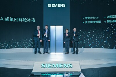 西門子家電AI超氧回鮮艙冰箱新品首發(fā)（從左到右依次為：博西家用電器集團(tuán)執(zhí)行副總裁、全球研發(fā)負(fù)責(zé)人Michael Rosenbauer先生、博西家用電器集團(tuán)大中華區(qū)高級(jí)副總裁兼首席銷售和營銷官胡博瀚先生、中國家用電器協(xié)會(huì)秘書長(zhǎng)王雷、博西家用電器（中國）有限公司制冷產(chǎn)品事業(yè)部副總裁王宇鵬先生）