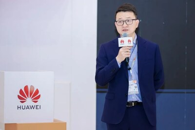 華為大企業(yè)國資央企業(yè)務部總經(jīng)理曾成鋼為儀式致辭