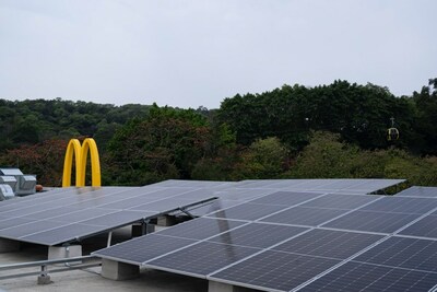 廣州云山天地餐廳配備太陽能光伏設(shè)備， 年發(fā)電量約5.5萬度，滿足餐廳全部照明用電需求，并通過儲(chǔ)能設(shè)備實(shí)現(xiàn)綠色能源全天候高效供能
