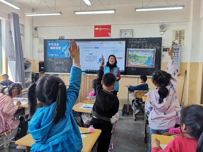 凈水計劃的志愿者入校開展水與衛(wèi)生教育課堂