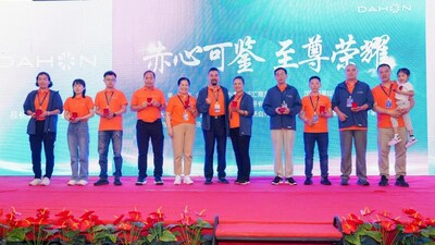 韓博士為代理商頒發(fā)紀念金幣