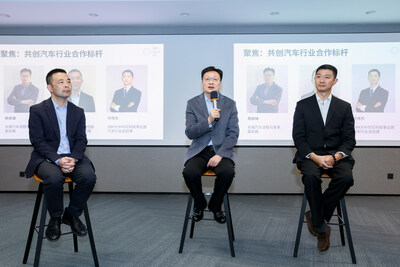 長城汽車流程與變革副總裁蔡穎臻（中）、IBM咨詢大中華區(qū)供應鏈與財務轉(zhuǎn)型服務總經(jīng)理侯學明（左一）和IBM大中華區(qū)科技事業(yè)部汽車行業(yè)總經(jīng)理許偉杰（右一）與現(xiàn)場媒體及分析師交流