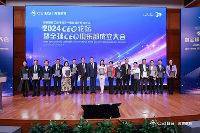 濮方可副院長、王高教授為出席現(xiàn)場的理事們頒發(fā)證書