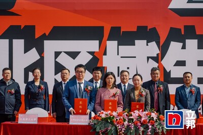 立邦與燈塔市人民政府、大連理工大學(xué)就產(chǎn)學(xué)研戰(zhàn)略合作簽約（第一排從左至右：大連理工大學(xué)化工學(xué)院黨委書記、教授張文珍，立邦中國(guó)北部區(qū)域公司總經(jīng)理宋惠鈞，燈塔市委副書記、市長(zhǎng)陳丹）