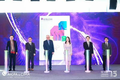《全球管理會(huì)計(jì)原則2.0》中文版全球首發(fā)儀式左一：上海交通大學(xué)上海高級(jí)金融學(xué)院原副書記、原副院長(zhǎng)  潘杰；左二：上海交通大學(xué)上海高級(jí)金融學(xué)院副院長(zhǎng)、會(huì)計(jì)學(xué)教授、中國金融研究院副院長(zhǎng)、上海高金金融研究院聯(lián)席院長(zhǎng) 李峰；左三：AICPA & CIMA（國際注冊(cè)專業(yè)會(huì)計(jì)師公會(huì)）全球首席執(zhí)行官,柏瑞梅蘭肯；右三：AICPA & CIMA 國際注冊(cè)專業(yè)會(huì)計(jì)師公會(huì)北亞區(qū)總裁 李穎；右二：上海市浦東新區(qū)金融工作局副局長(zhǎng) 張輝；右一：浦東國際金融研究和服務(wù)中心、上海市浦東新區(qū)金融穩(wěn)定促進(jìn)中心主任 夏曉波