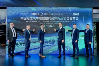 科思創(chuàng)與汽車價值鏈合作伙伴在CHINAPLAS 2024 國際橡塑展共同啟動報廢汽車高值塑料閉環(huán)再生合作項目。左起：TüV萊茵上海及蘇州公司執(zhí)行董事Lutz Frankholz，蔚來首席總工程師、新技術(shù)方案部負責(zé)人Danilo Teobaldi，科思創(chuàng)工程塑料事業(yè)部汽車業(yè)務(wù)全球銷售和市場高級副總裁Guido Naberfeld博士，GIZ東亞“氣候、能源、環(huán)境及生物多樣性”項目組主任Martin Hofmann，大眾汽車集團（中國）可持續(xù)產(chǎn)品研發(fā)負責(zé)人Simon Kraemer，格林美綠色產(chǎn)業(yè)（武漢）創(chuàng)新研究院院長助理郭慶。? 科思創(chuàng)