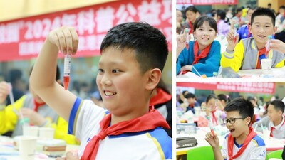 學(xué)生們親身體驗(yàn)草莓DNA提取實(shí)驗(yàn)