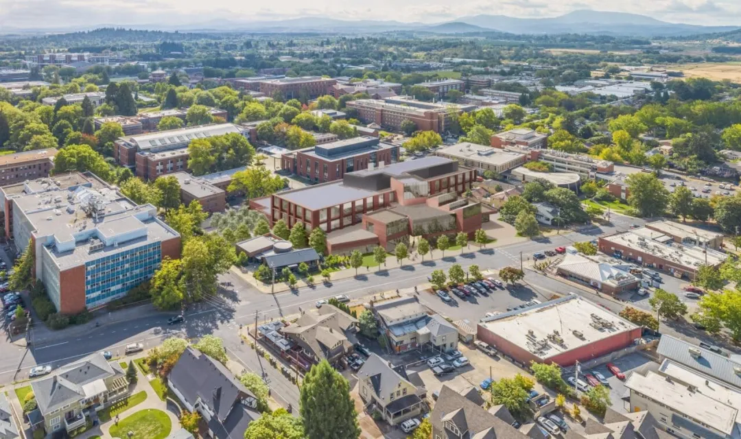 NVIDIA 首席執(zhí)行官黃仁勛對(duì)話俄勒岡州立大學(xué)學(xué)生，AI 是科技對(duì)“社會(huì)進(jìn)步的最大貢獻(xiàn)”