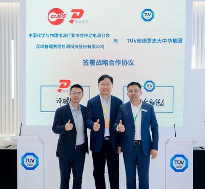 許輝勇先生（左一），王澤深先生（左二），歐陽強(qiáng)友先生（左三）在簽約儀式現(xiàn)場