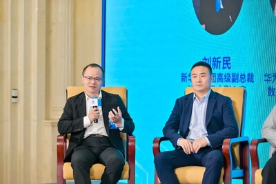 新華三集團(tuán)高級(jí)副總裁、技術(shù)委員會(huì)副主席劉新民（左一）參加圓桌對(duì)話環(huán)節(jié)