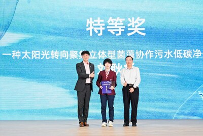 生態(tài)環(huán)境部宣傳教育中心副主任閆世東（右一）與賽萊默（中國）有限公司研發(fā)&工程總監(jiān)賀偉（左一）為特等獎獲獎?wù)邉⒐⑸碱C獎
