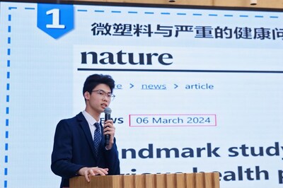 決賽現(xiàn)場：《磁性納米y-Fe203材料去除水中微塑料的研究》學(xué)生作品介紹中
