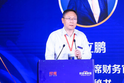 微眾銀行首席財(cái)務(wù)官、董事會(huì)秘書王立鵬發(fā)表演講