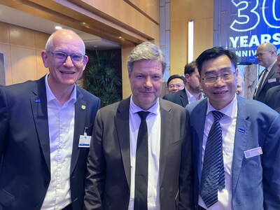 左：TüV NORD集團(tuán)首席執(zhí)行官 Dirk Stenkamp博士；中：德國聯(lián)邦副總理兼經(jīng)濟和氣候保護(hù)部部長羅伯特?哈貝克(Dr. Robert Habeck)；右：TüV NORD亞太區(qū)總裁兼大中華區(qū)董事長任駿