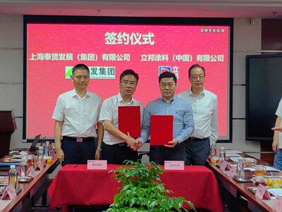 立邦中國(guó)與奉發(fā)集團(tuán)舉行戰(zhàn)略合作簽約儀式，立邦投資副董事長(zhǎng)楊思成，立邦中國(guó)建筑涂料事業(yè)群總裁李漢明，立邦中國(guó)滬浙區(qū)域公司總經(jīng)理程樂(lè)明，立邦建筑材料（上海）有限公司總經(jīng)理張弜，奉發(fā)集團(tuán)黨委書(shū)記、董事長(zhǎng)朱文忠，黨委副書(shū)記、總經(jīng)理項(xiàng)春，黨委委員、副總經(jīng)理沈怡出席儀式