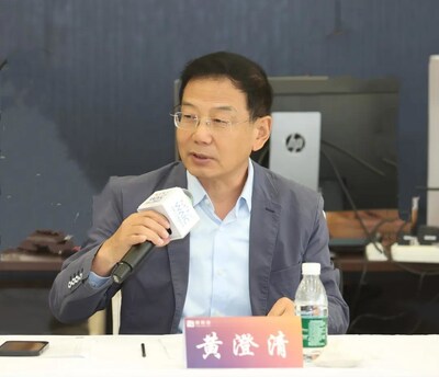 信百會成員，中國互聯(lián)網(wǎng)協(xié)會副理事長黃澄清主持本次會議。