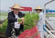 “開(kāi)直播機(jī)的老頭”為無(wú)人駕駛農(nóng)機(jī)“帶貨”
