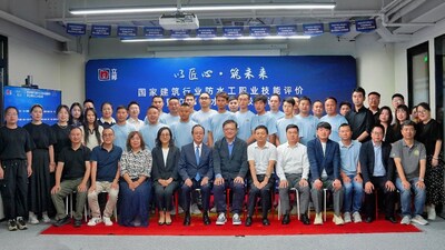 中國建筑防水協(xié)會副秘書長胡希寶、立邦投資有限公司副董事長楊思成、立邦中國TUC事業(yè)群總裁孫榮隆、立邦中國TUB事業(yè)群總裁李漢明、立邦中國iColor首席運營官于文麗、立邦中國產(chǎn)業(yè)人才發(fā)展中心總經(jīng)理付俊英、上海虹有實業(yè)有限公司董事長范建輝等嘉賓出席儀式