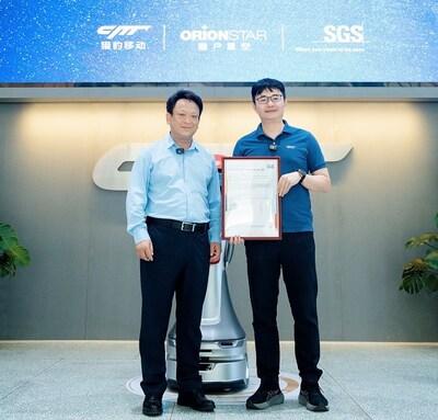 SGS中國區(qū)副總裁、SGS管理與保證事業(yè)群中國區(qū)總經(jīng)理辛斌（左）為獵戶星空頒發(fā)中國首張人工智能管理體系認(rèn)證證書