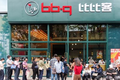 在bbq比比客上海靜安寺店，中國市民和游客排起長隊等待品嘗bbq比比客炸雞和韓式美食