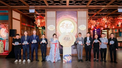 （由左至右）8月9日，恒星引力董事長(zhǎng)王一栩、銀河娛樂集團(tuán)娛樂統(tǒng)籌高級(jí)副總裁姜力鐸、銀河娛樂集團(tuán)首席營(yíng)運(yùn)總監(jiān)—澳門祁嘉杰、澳門特別行政區(qū)政府旅游局代局長(zhǎng)程衛(wèi)東、演員虞書欣、澳門特別行政區(qū)政府文化局副局長(zhǎng)鄭繼明、愛奇藝高級(jí)副總裁張航、愛奇藝高級(jí)副總裁陳瀟、恒星引力總裁張宇成和X-META機(jī)遇時(shí)空董事長(zhǎng)兼CEO胡世輝共同出席「澳門銀河」《蒼蘭訣》VR沉浸式體驗(yàn)館開幕儀式。